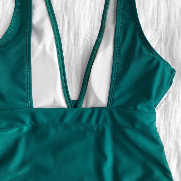 ❤️SALE❤️ Emerald green plunge V buckle one piece - Picture 4 of 4
